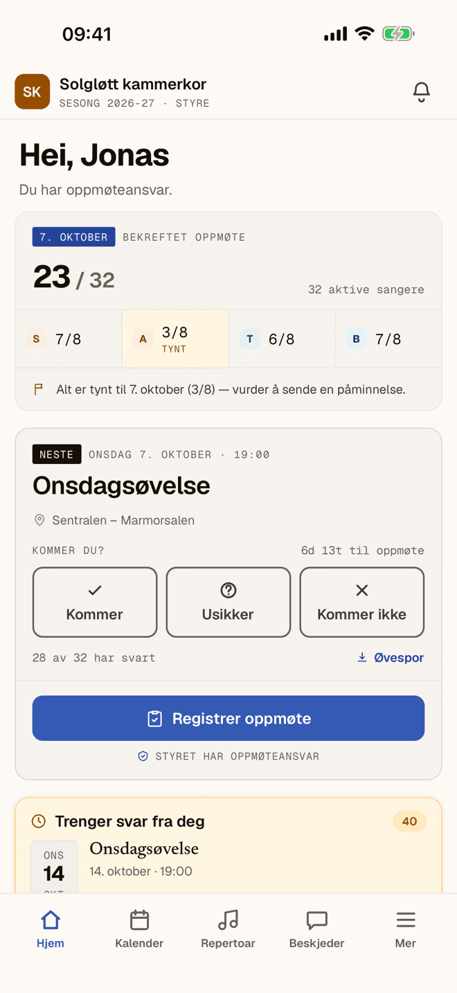 Hjem i appen: bekreftet oppmøte per stemmegruppe, neste øvelse med svarknapper og aktiviteter som venter på svar.